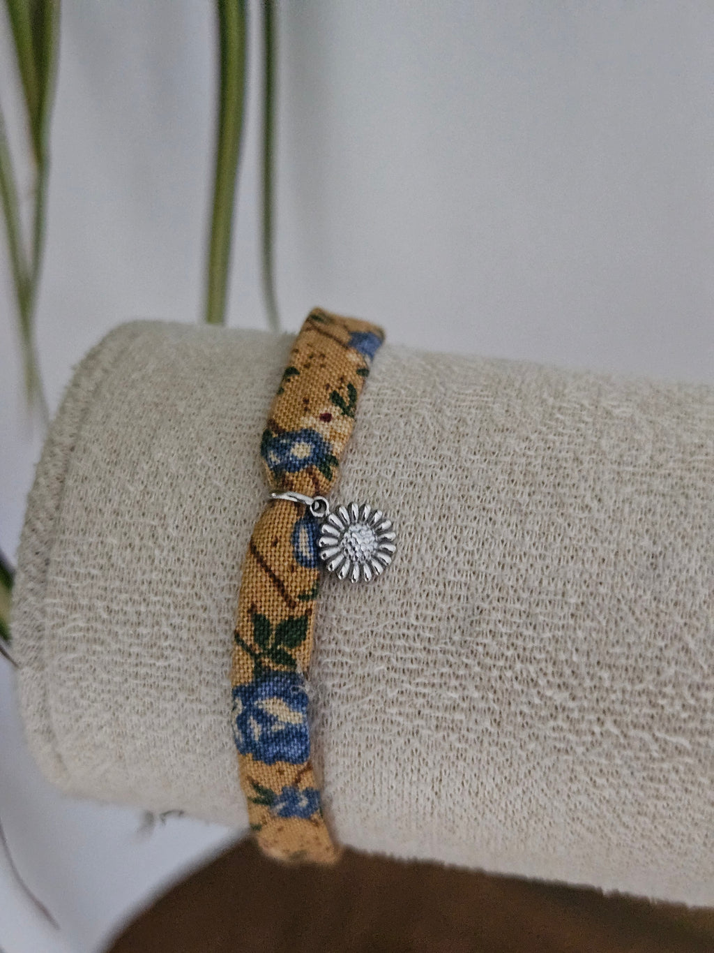 Bracelet tissu fleuri avec breloque fleur