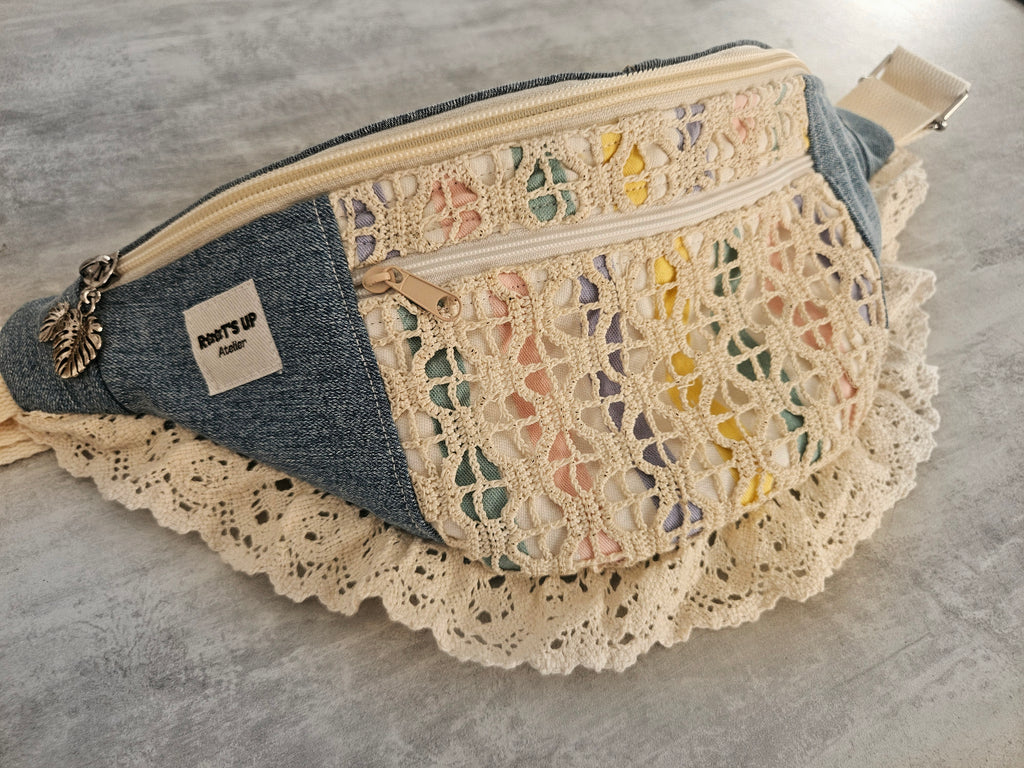 Banane bohème en jean upcyclé & dentelle crochet pastel – Pièce unique
