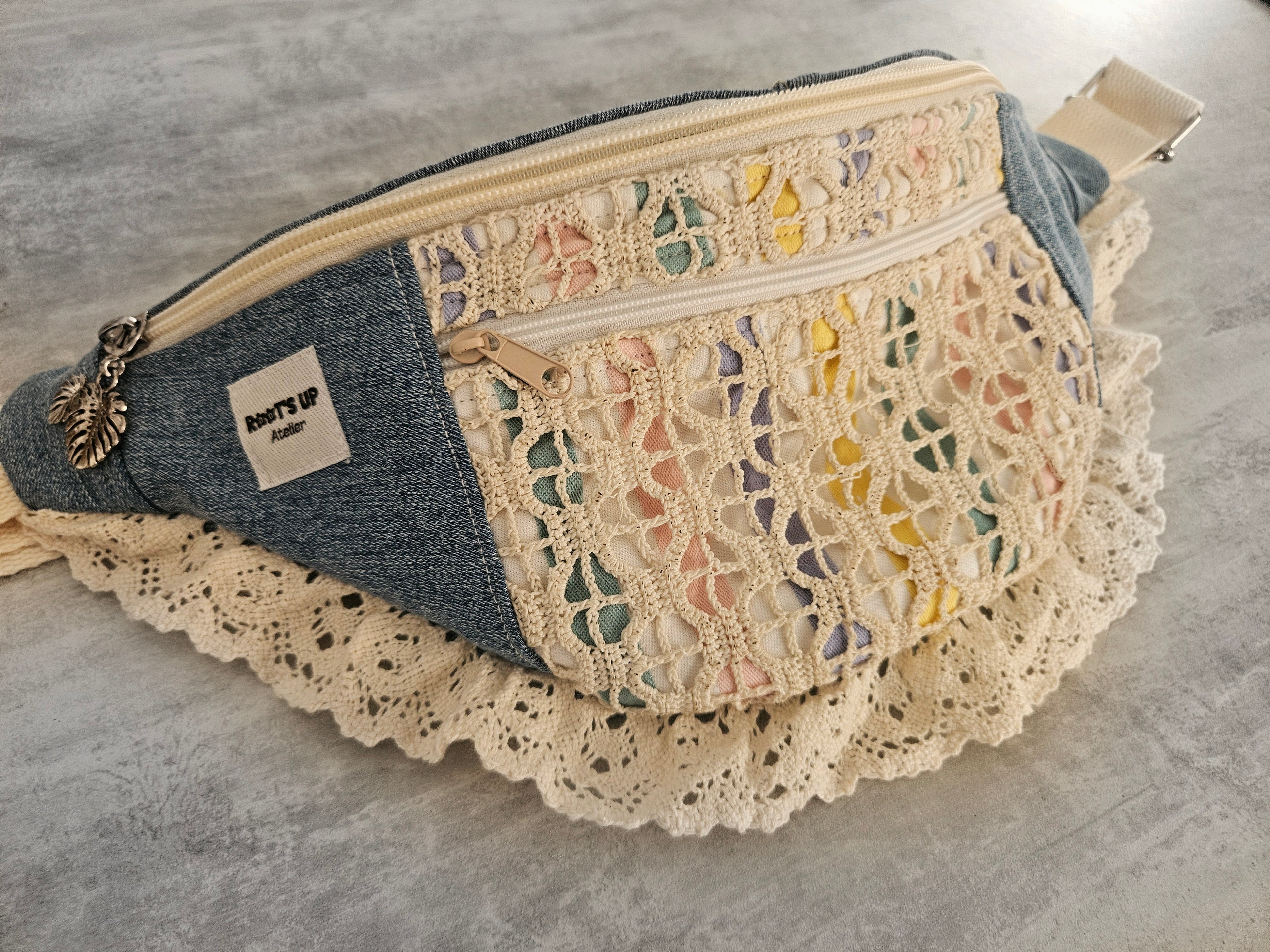 Banane bohème en jean upcyclé & dentelle crochet pastel – Pièce unique