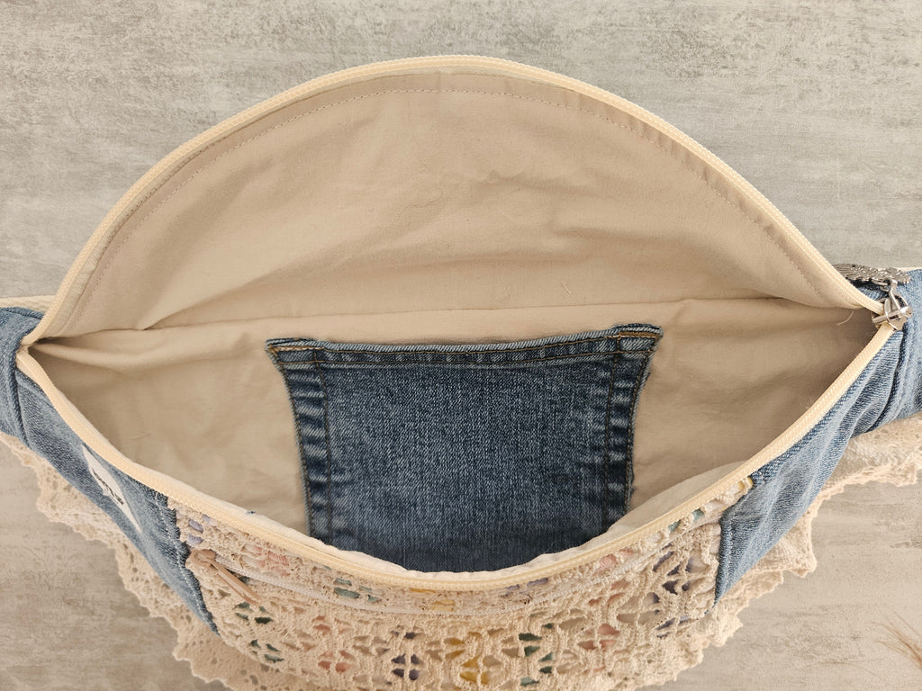 Banane bohème en jean upcyclé & dentelle crochet pastel – Pièce unique