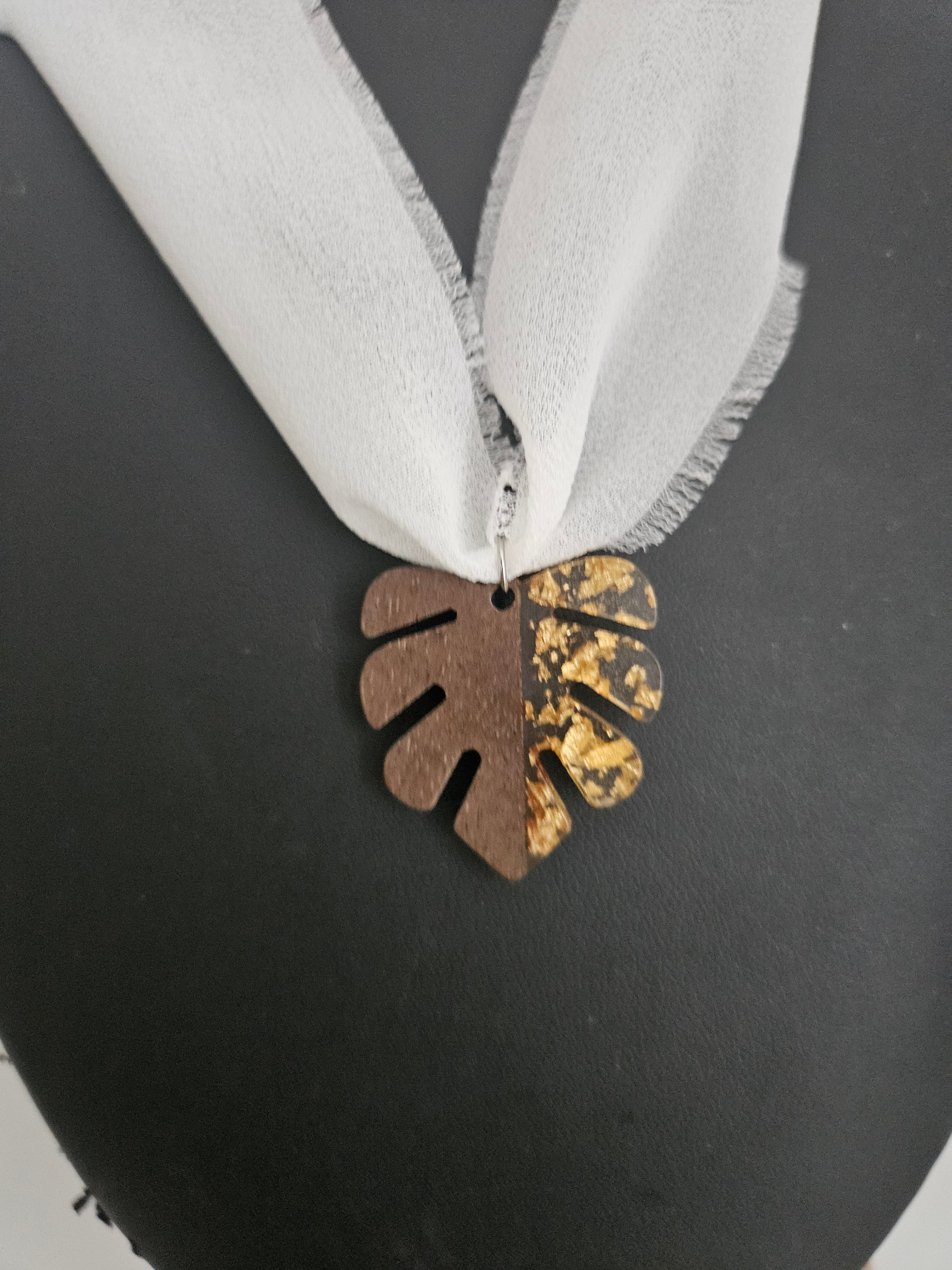 Collier en Tissu upcyclé - Bijou éthique - Breloque en acier inoxydable