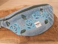 Sac banane en jean recyclé peint à la main