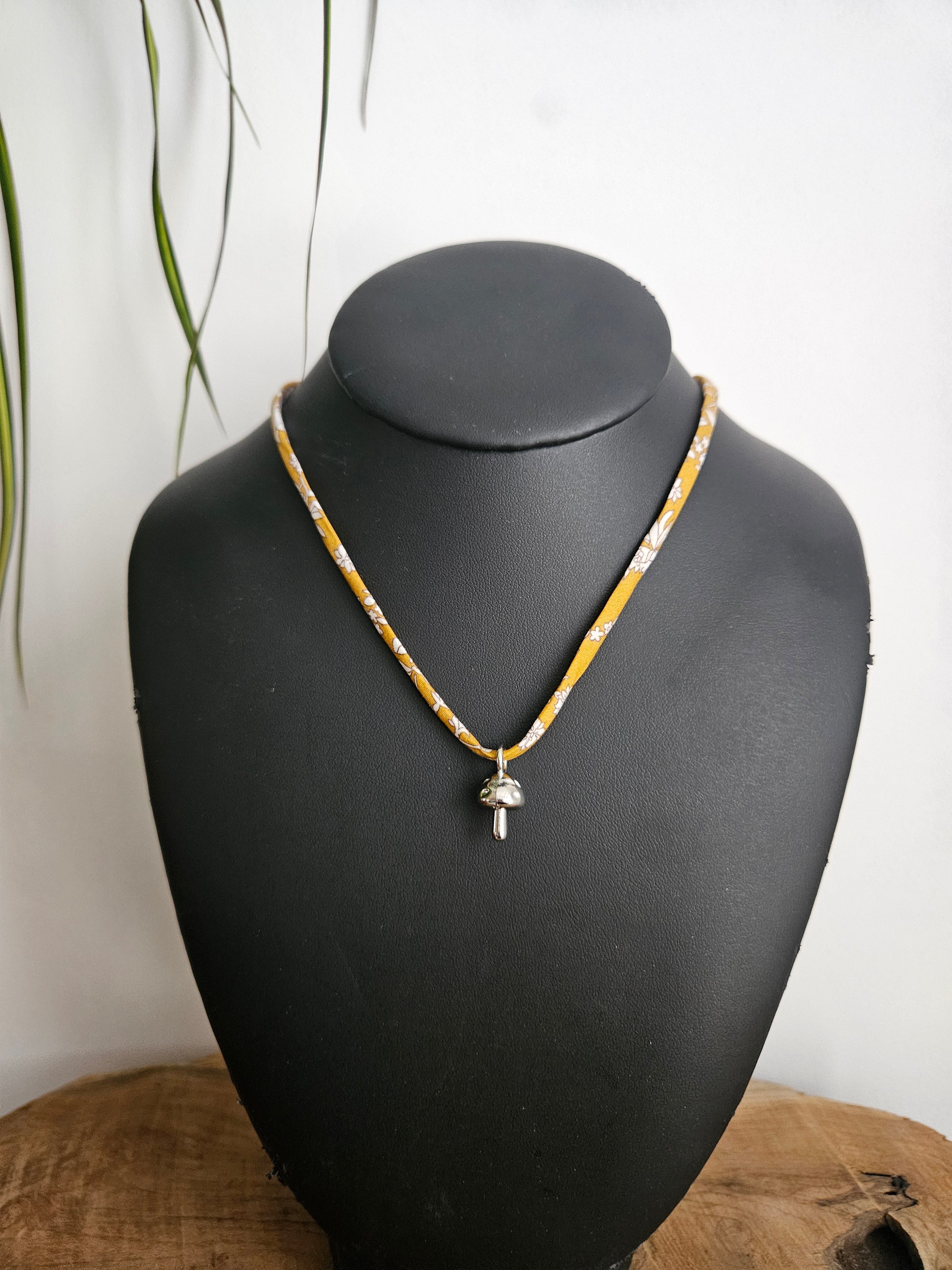 Collier en Tissu upcyclé - Bijou éthique - Breloque en acier inoxydable