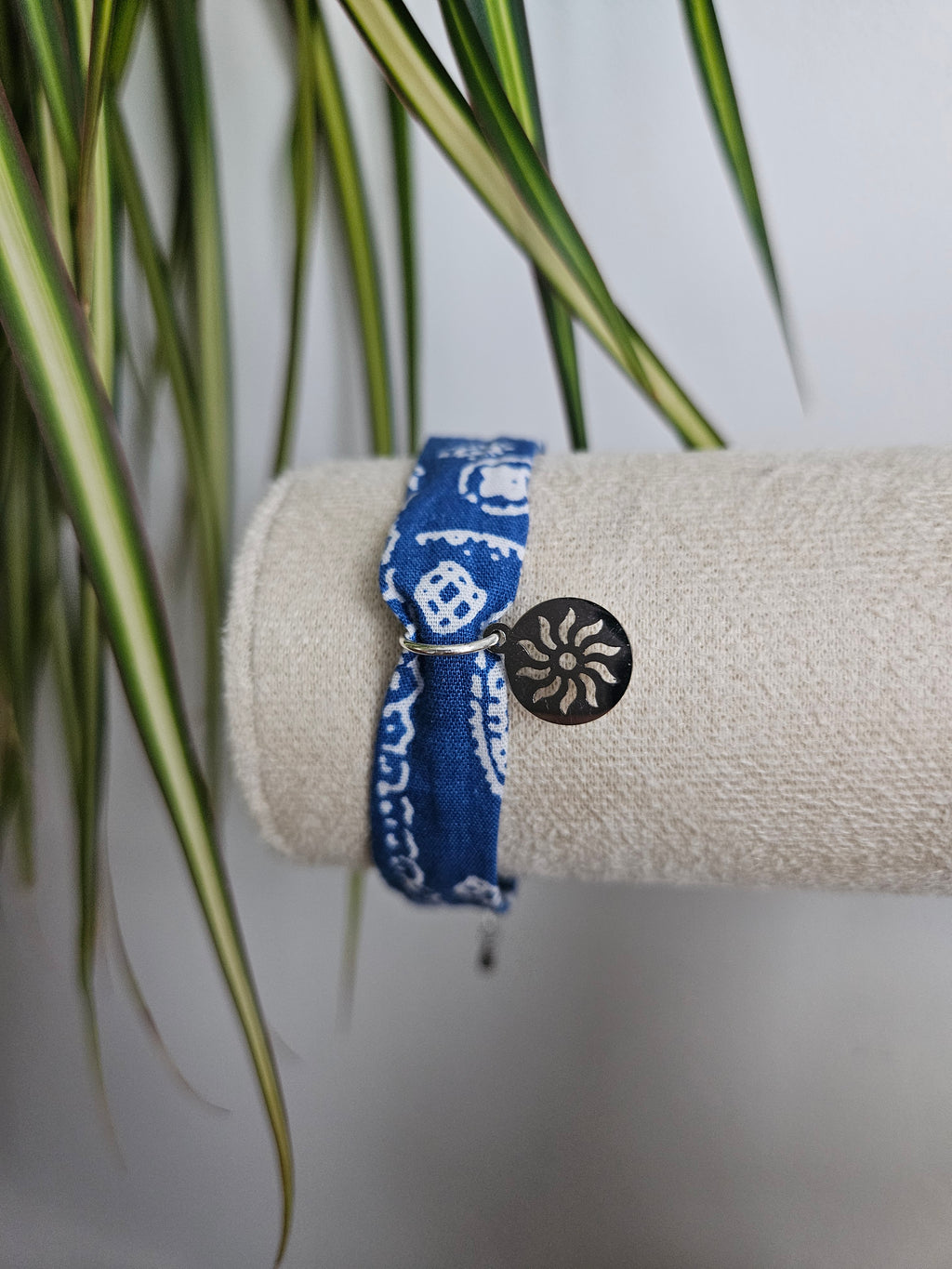 Bracelet tissu motifs bandana avec breloques soleil
