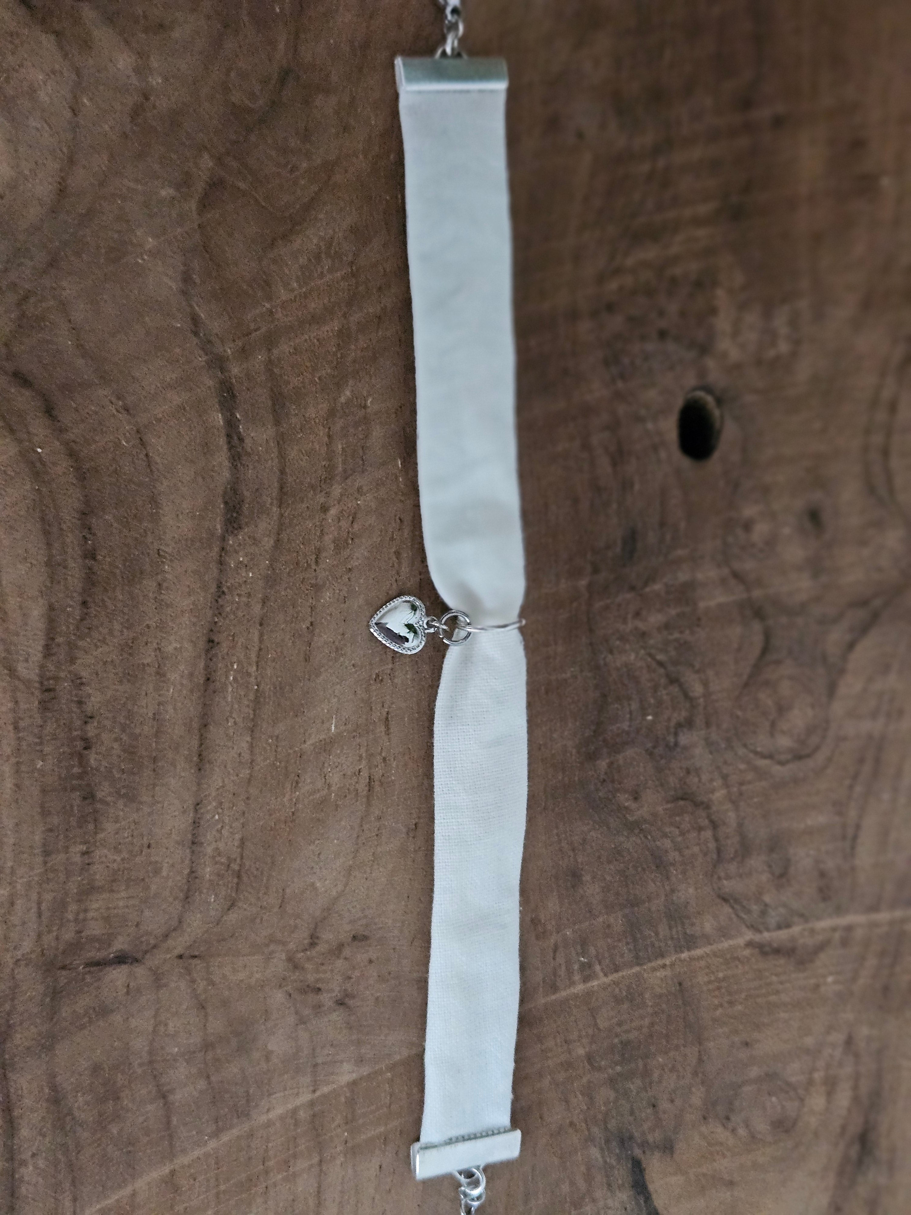 Bracelet tissu blanc avec breloques cœur