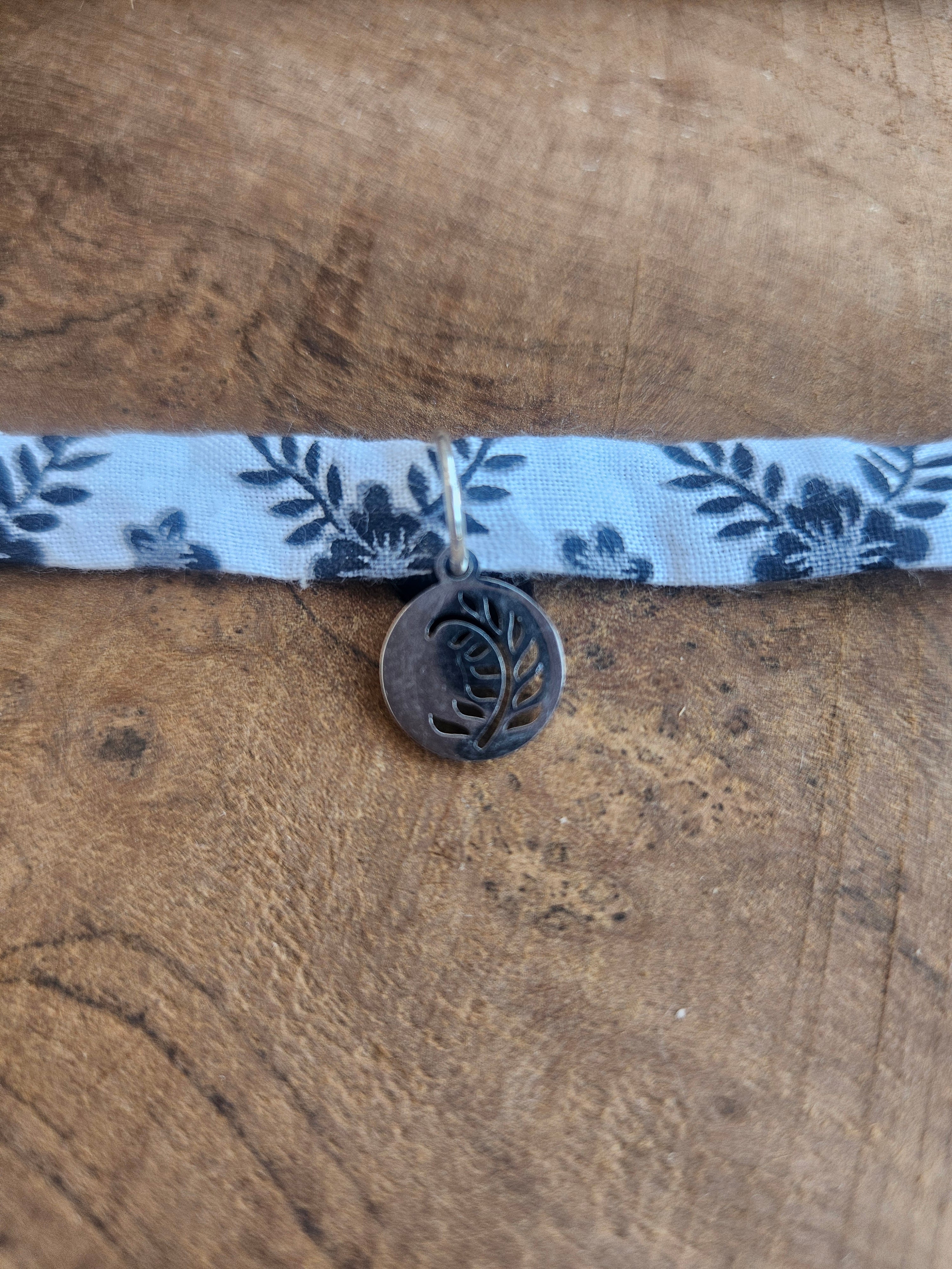 Bracelet tissu blanc & noir avec breloques feuille