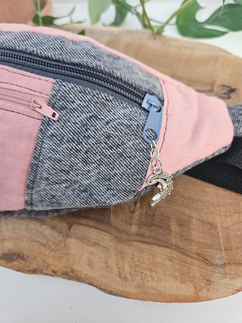 Sac banane upcyclé gris & rose