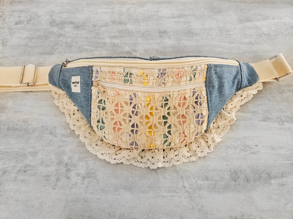Banane bohème en jean upcyclé & dentelle crochet pastel – Pièce unique