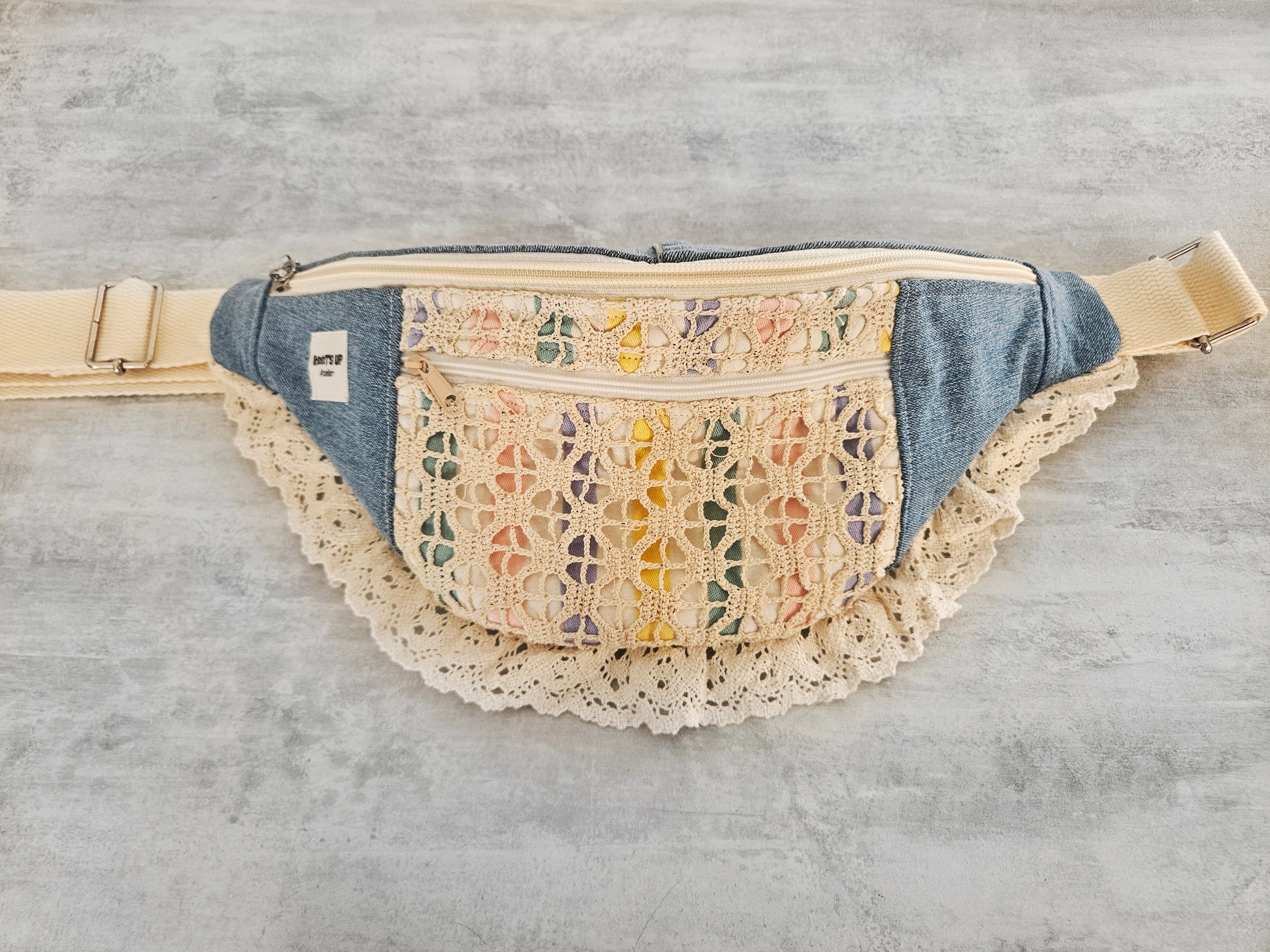 Banane bohème en jean upcyclé & dentelle crochet pastel – Pièce unique