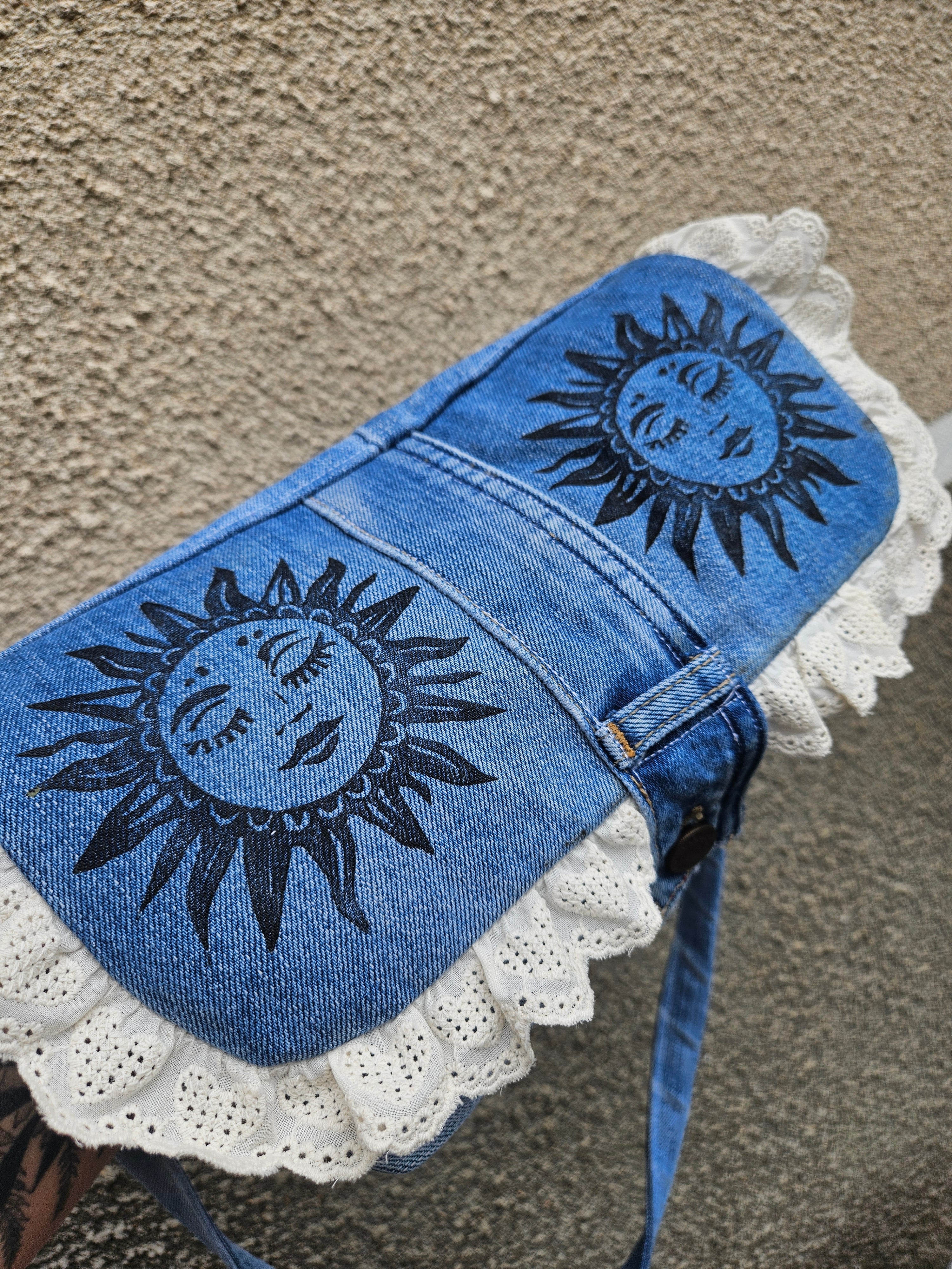 Sac bandoulière en jean recyclé – Linogravure artisanale soleil & dentelle bohème