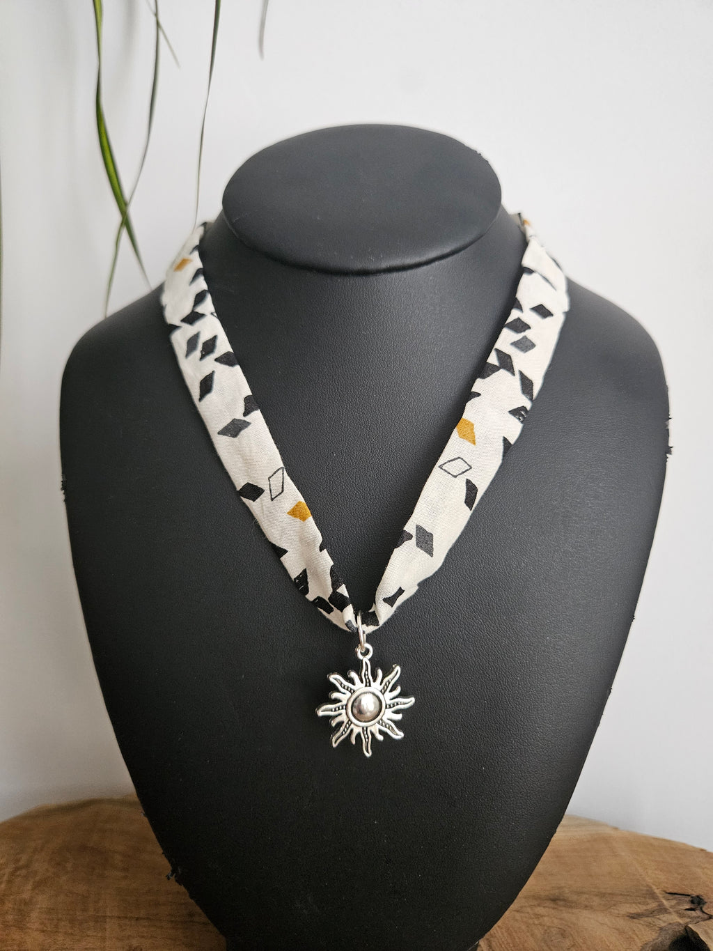 Collier en Tissu upcyclé - Bijou éthique - Breloque en acier inoxydable