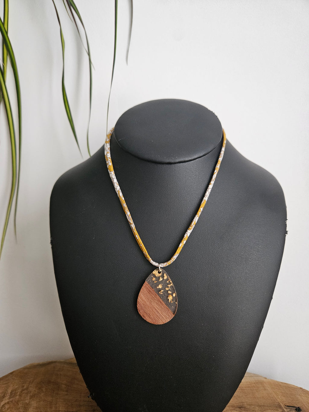Collier en Tissu upcyclé - Bijou éthique - Breloque en acier inoxydable