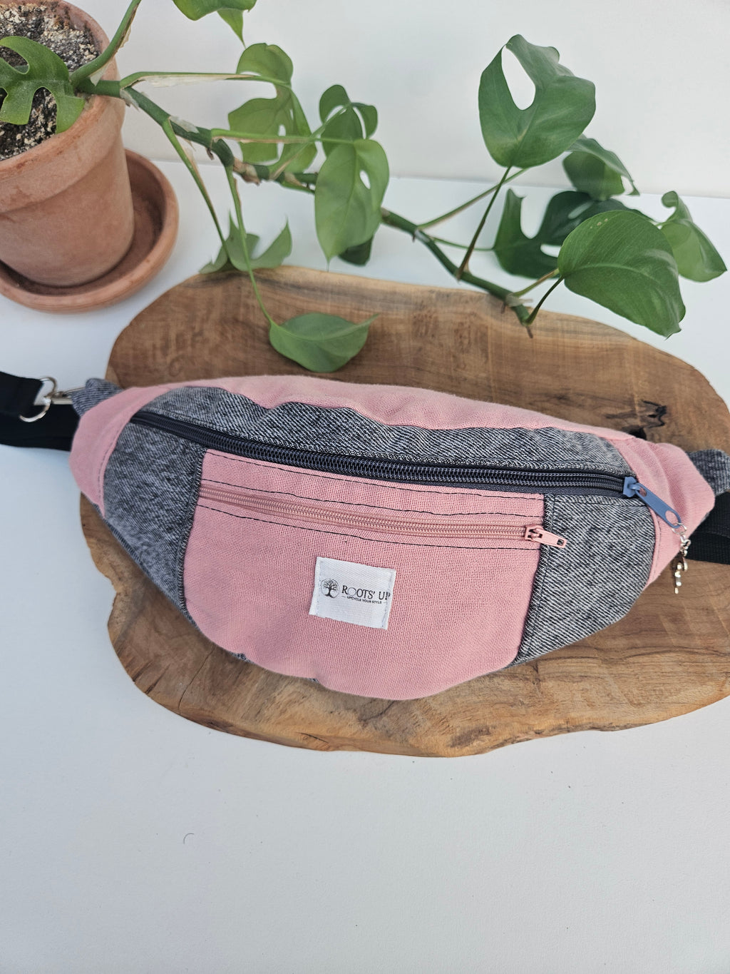 Sac banane upcyclé gris & rose