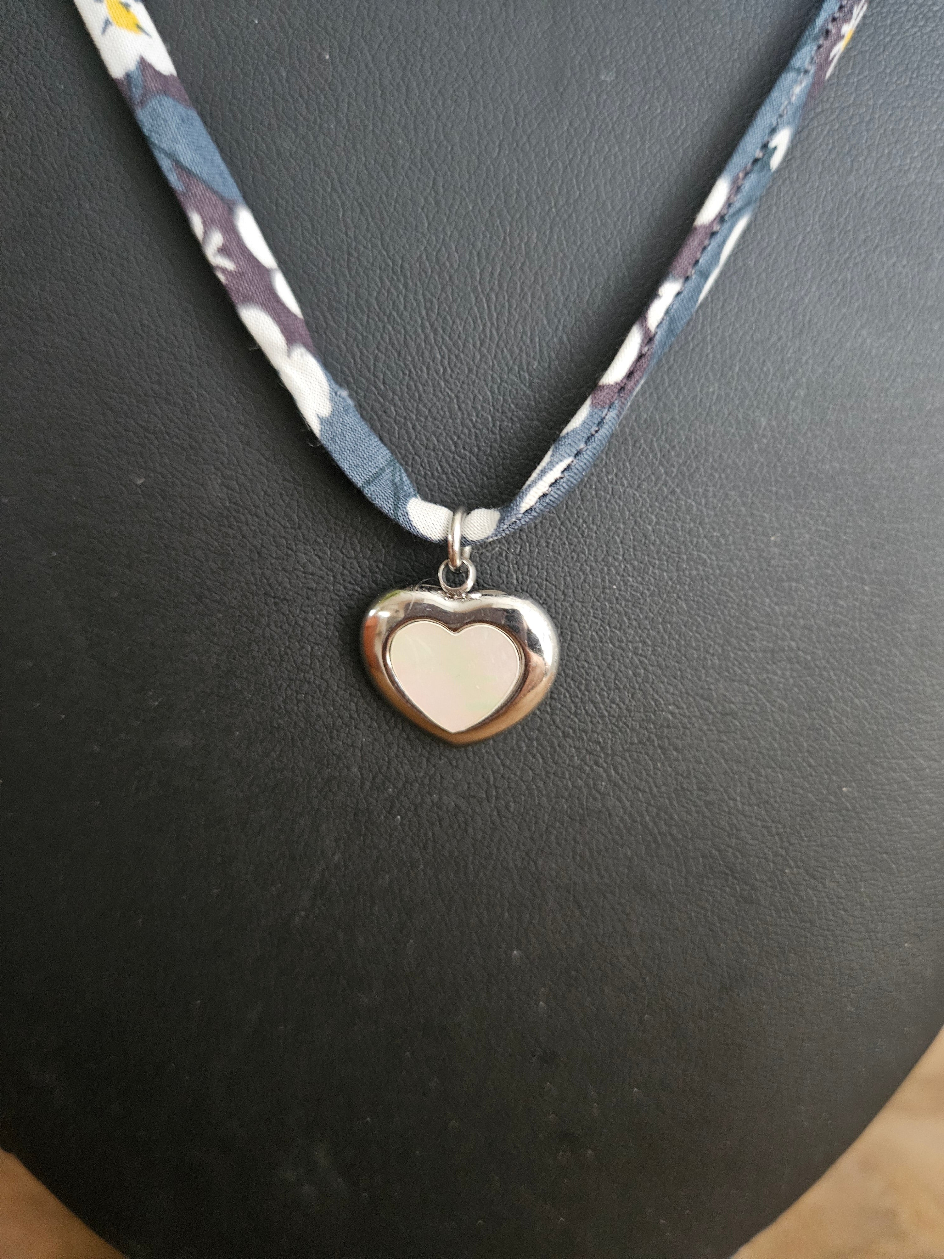 Collier en Tissu upcyclé - Bijou éthique - Breloque en acier inoxydable